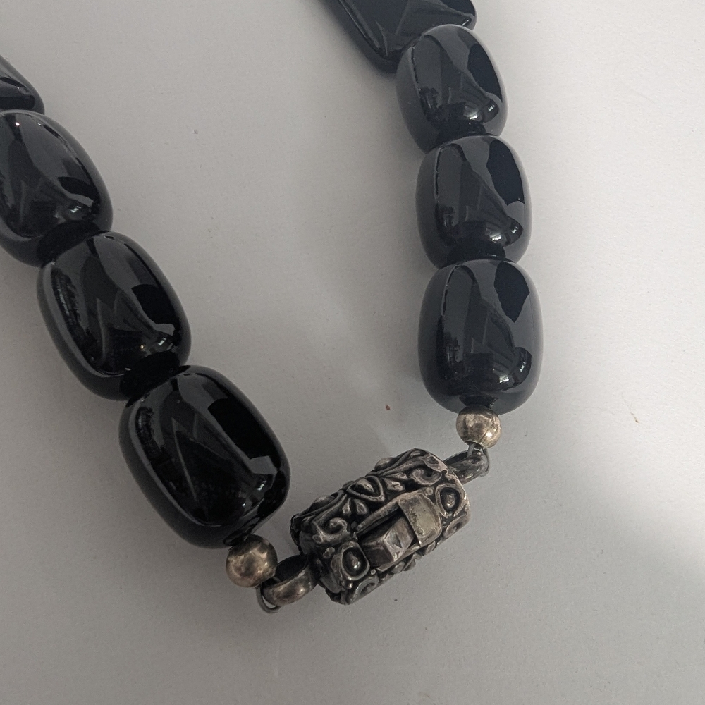 Elegant Black and Clear Necklace - Picture 3 of 4